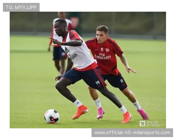 足球场上的“假动作艺术”：从摔倒到拉伸的“尴尬掩饰术”