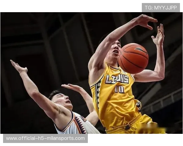 球队在防守回合中通过沟通减少对手空位机会，球队防守效率