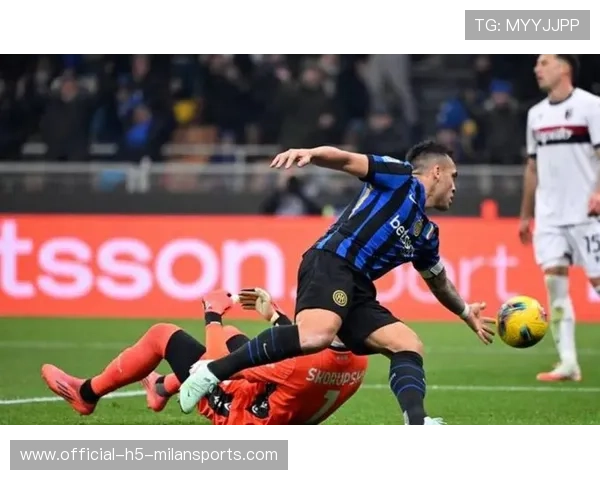 国际米兰2比0轻取克雷莫内塞,劳塔罗禁区内接边路传中推射入网 国际米兰2比0轻取克雷莫内塞,劳塔罗禁区内接边路传中推射入网