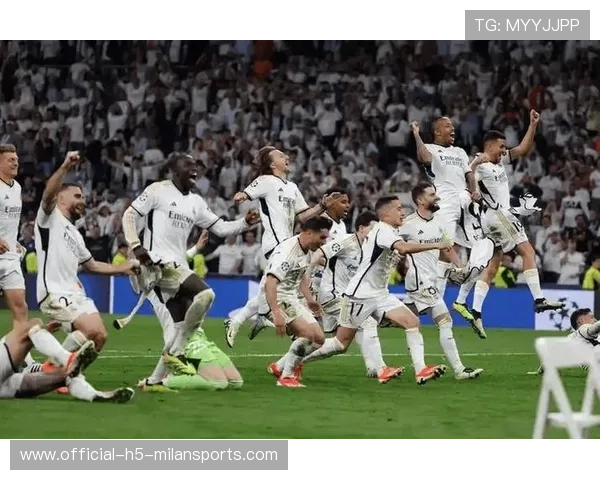 皇马连续抢断反击,三脚传递打穿防线,皇马踢球 皇马连续抢断反击,三脚传递打穿防线,皇马踢球